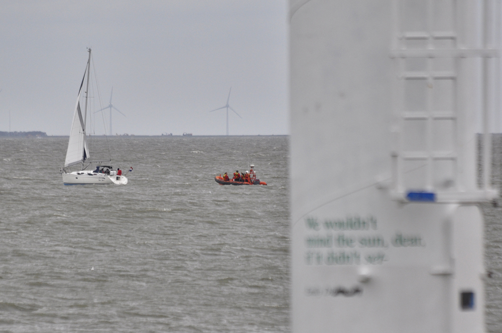 Zeiljacht heeft motorproblemen midden op Markermeer