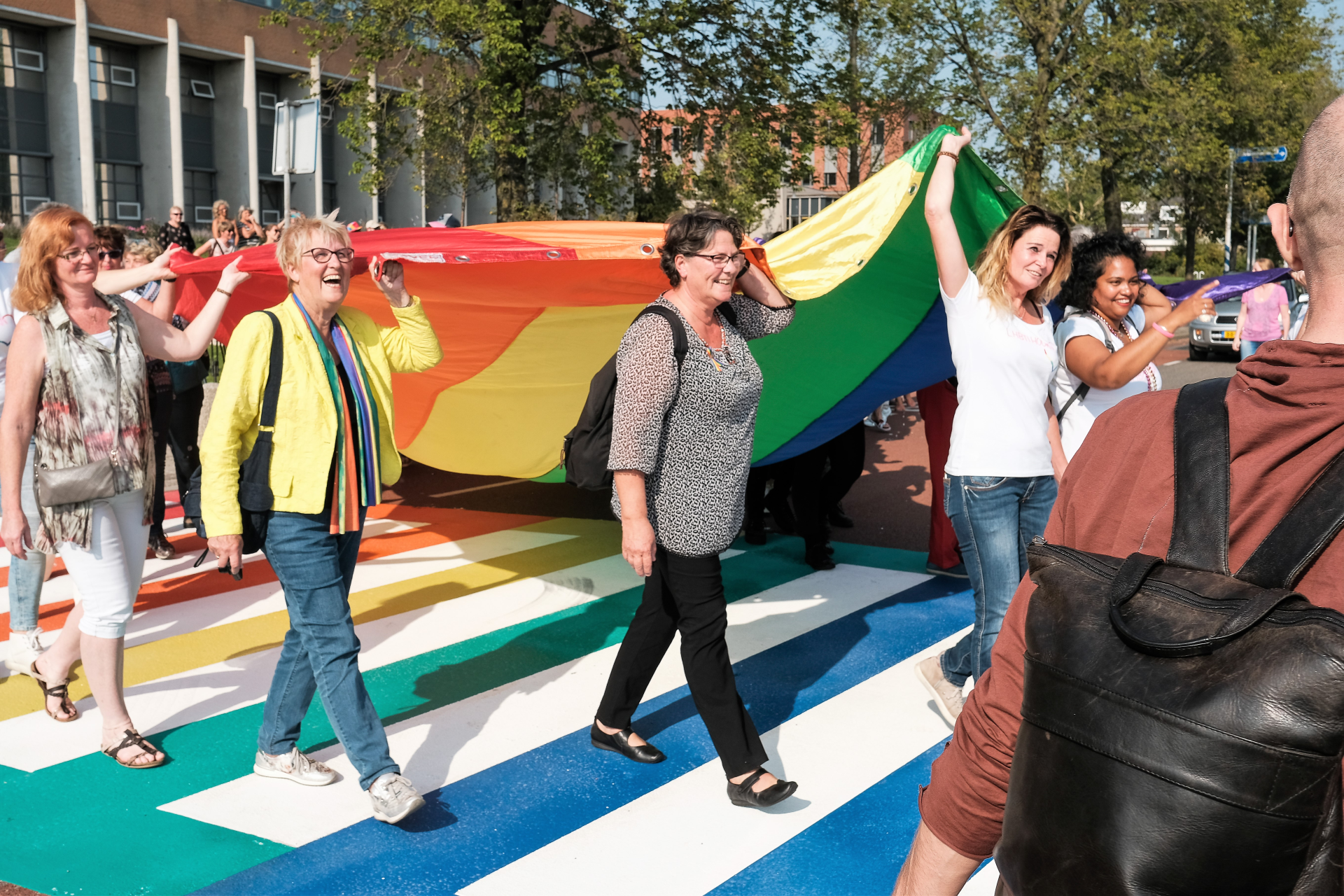 Op Coming-outdag hijst Hoorn de regenboogvlag