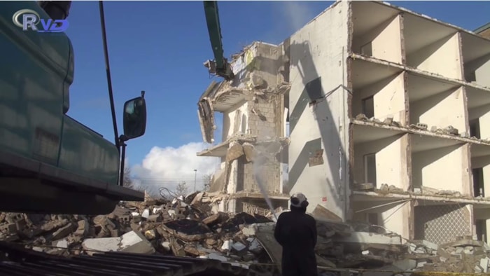 Mega kraan sloopt flat