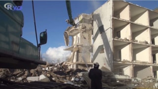 Mega kraan sloopt flat