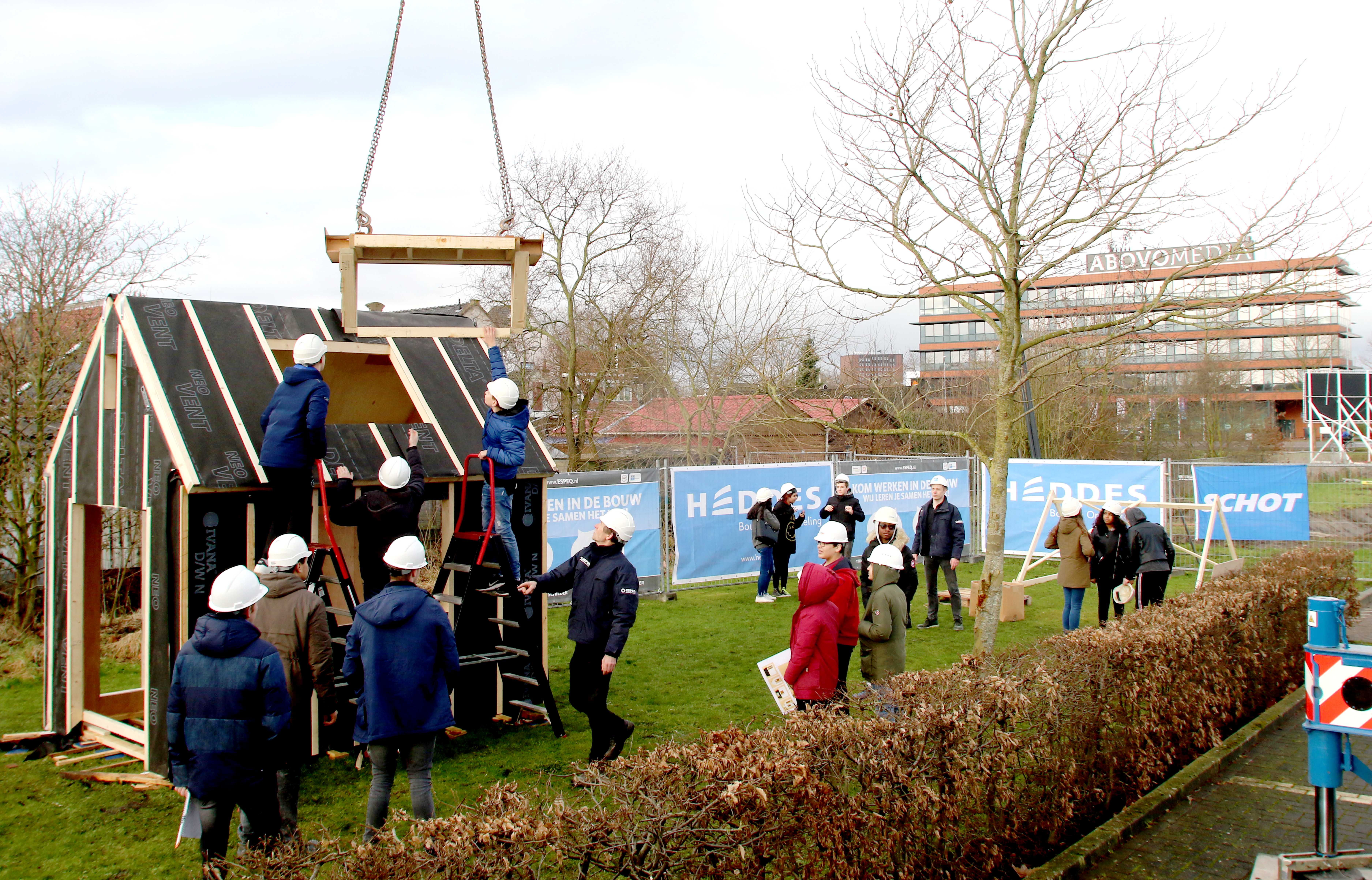 Vmbo-leerlingen bouwen prefab huisje