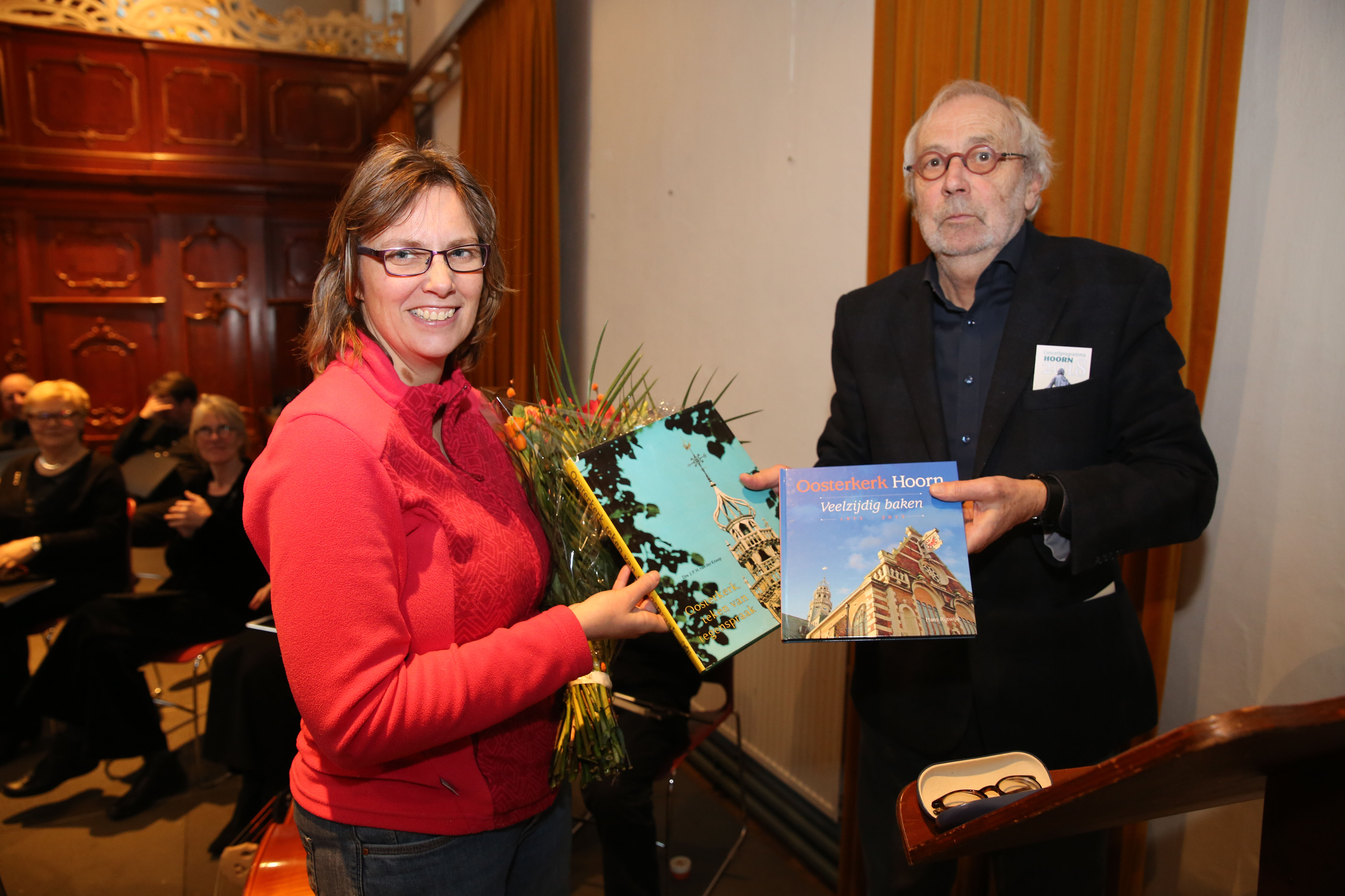 Bloemen en boeken voor 700.000ste bezoeker Oosterkerk