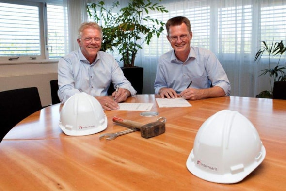 Nic Wit, directeur Wit Wognum B.V. en bestuurder Cees Tip van Intermaris tekenen contract
