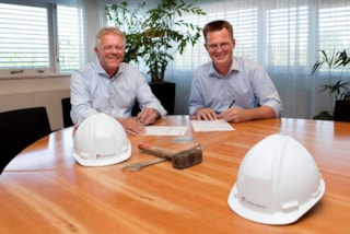 Nic Wit, directeur Wit Wognum B.V. en bestuurder Cees Tip van Intermaris tekenen contract