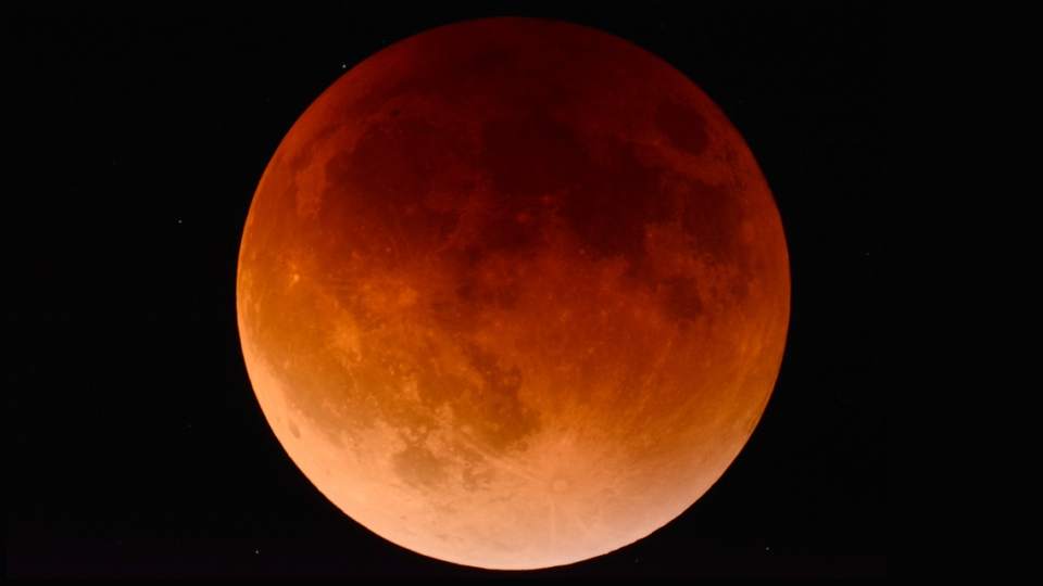 Door maansverduistering is vrijdag een bloedmaan te zien