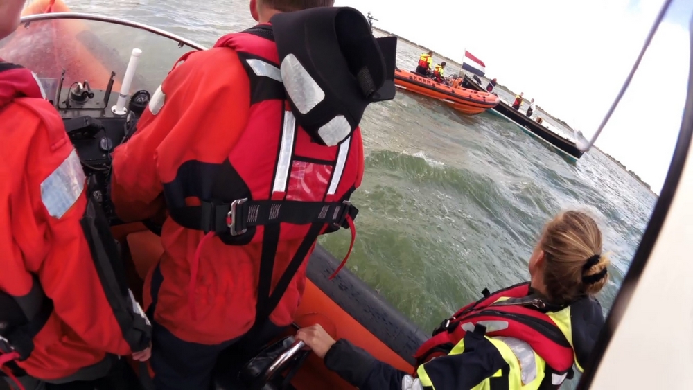 Omgeslagen vaartuig en motorsloep in problemen (Video)