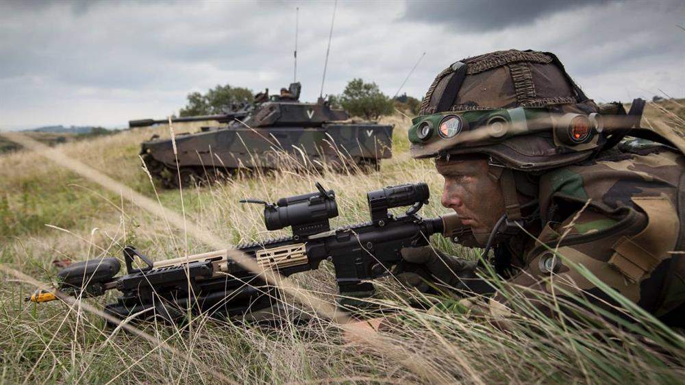 Militairen Landmacht oefenen in regio
