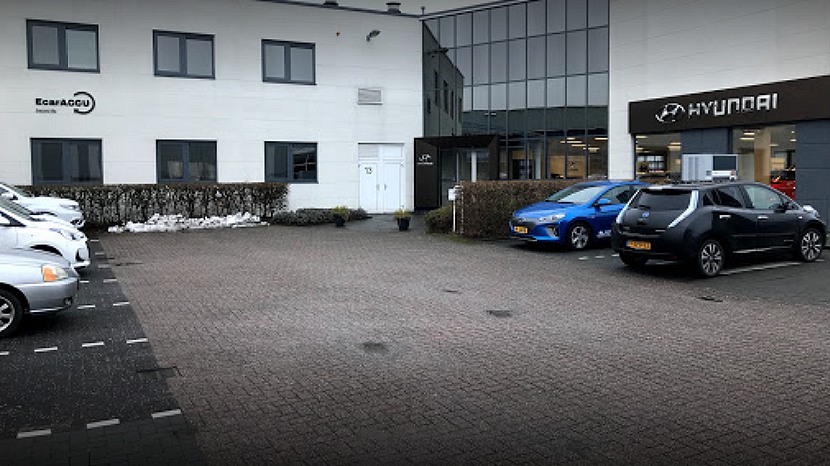 Brand in acculaadstation naast Hyundai dealer in Zwaag