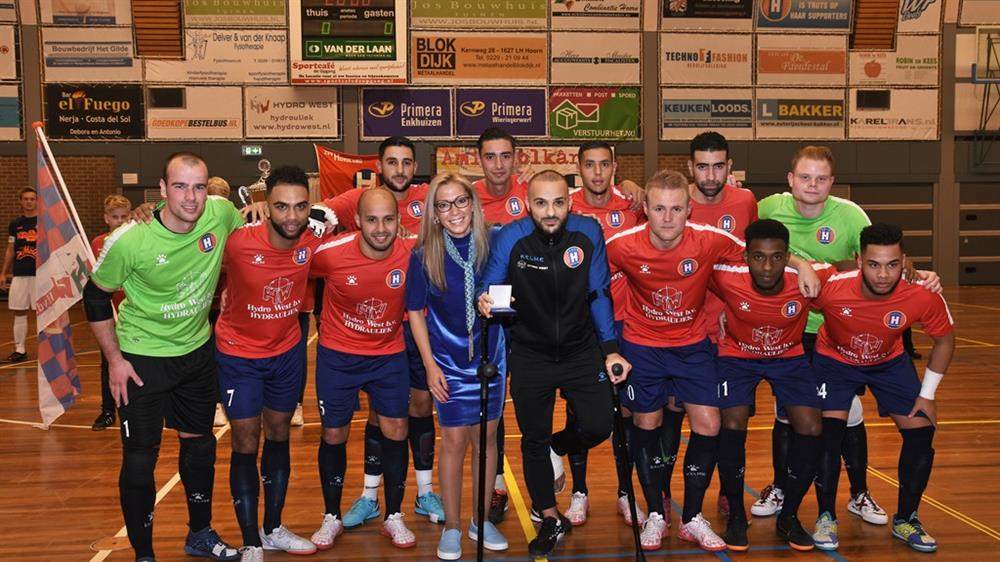 Zaalvoetballers ontvangen sportpenningen voor kampioenschap