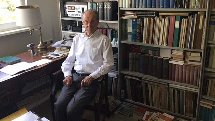 Riewert Blok aan zijn bureau