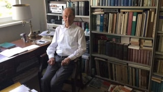 Riewert Blok aan zijn bureau