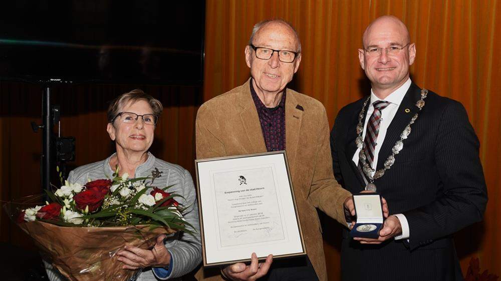 Pieter Kroon ontvangt Erepenning Hoorn