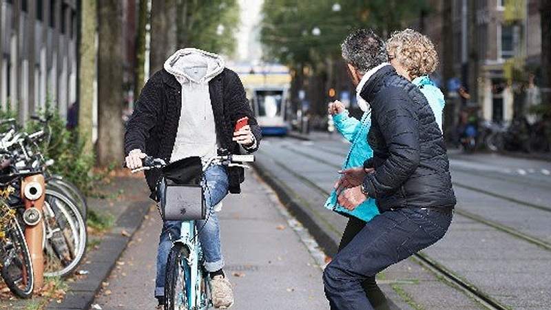 Boetes tegen appen op de fiets helpen niet