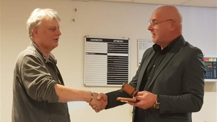 Peter Kaarls overhandigt de voorzittershamer aan Maarten Kwak