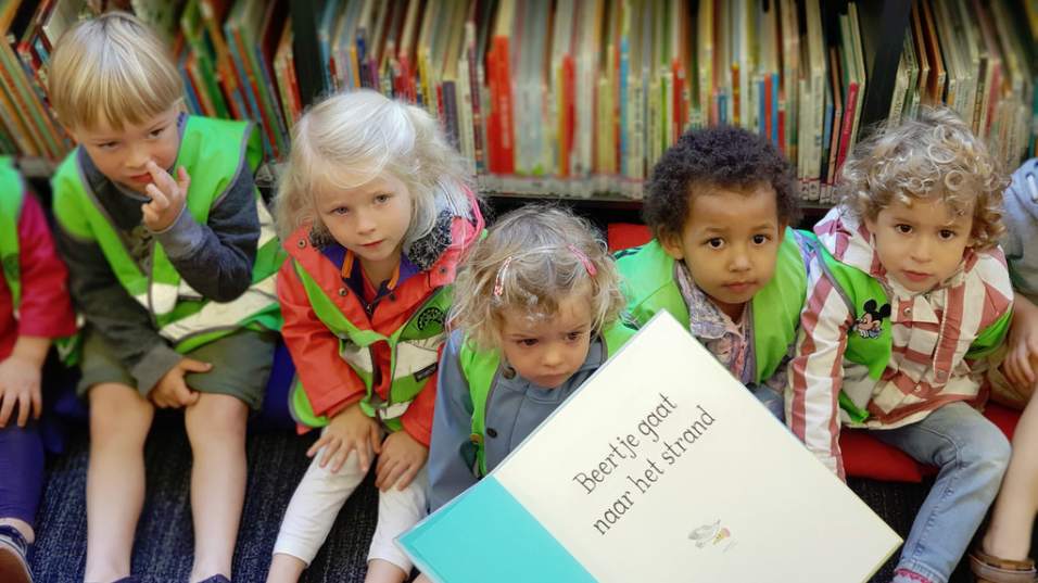 Wethouder Samir Bashara leest voor