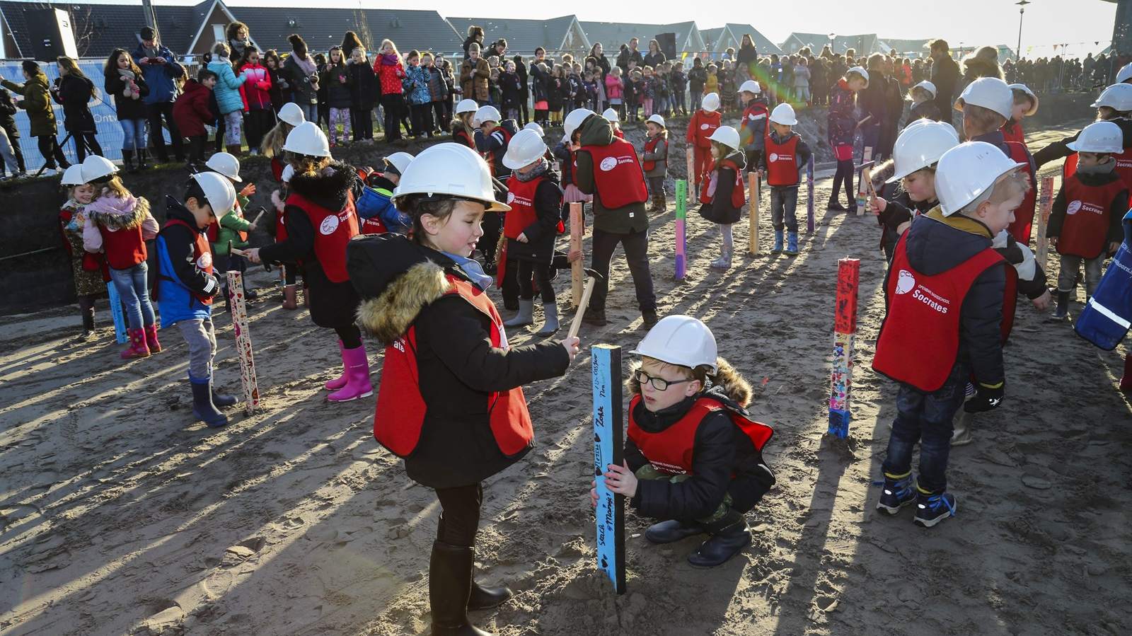 Kinderen slaan eerste paal uitbreiding De Kreek