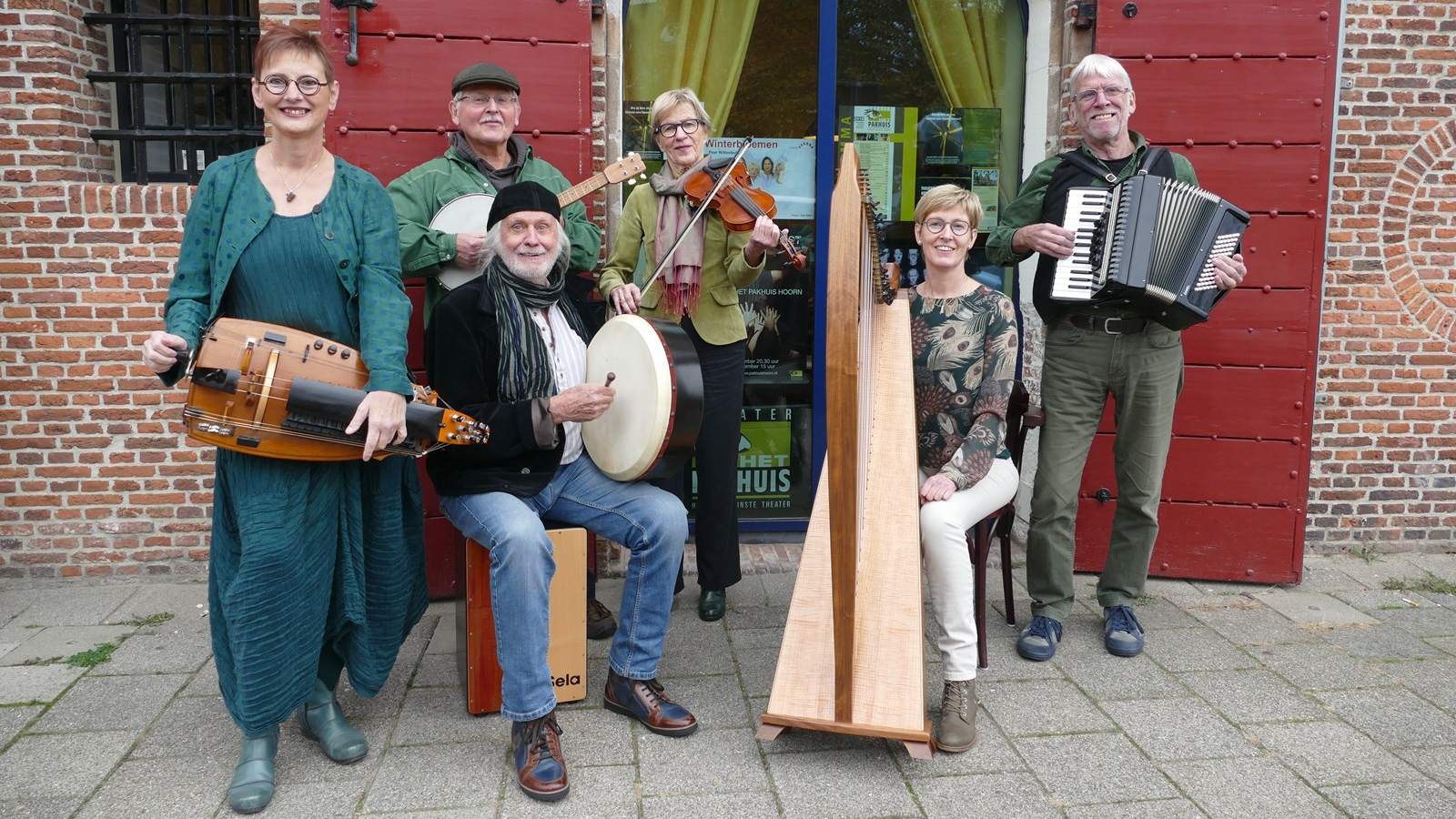 Folk in theater Het Pakhuis