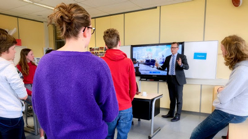Commissaris Van Dijk start scholenprogramma provincie