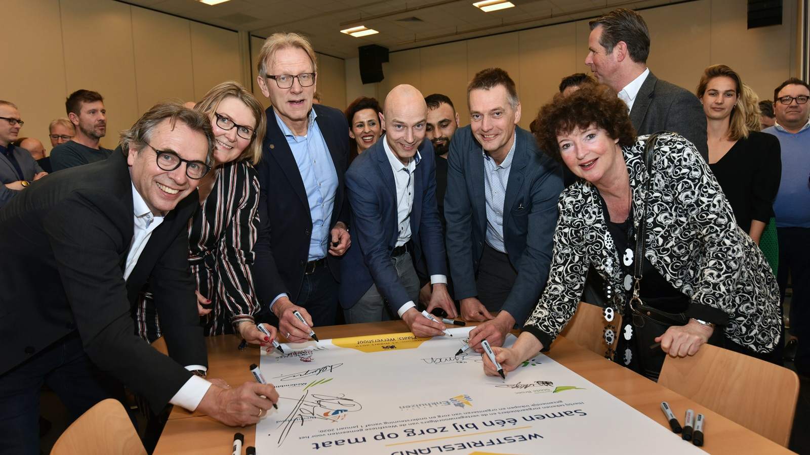 Zorgaanbieders ondertekenen contract nieuwe werkwijze 