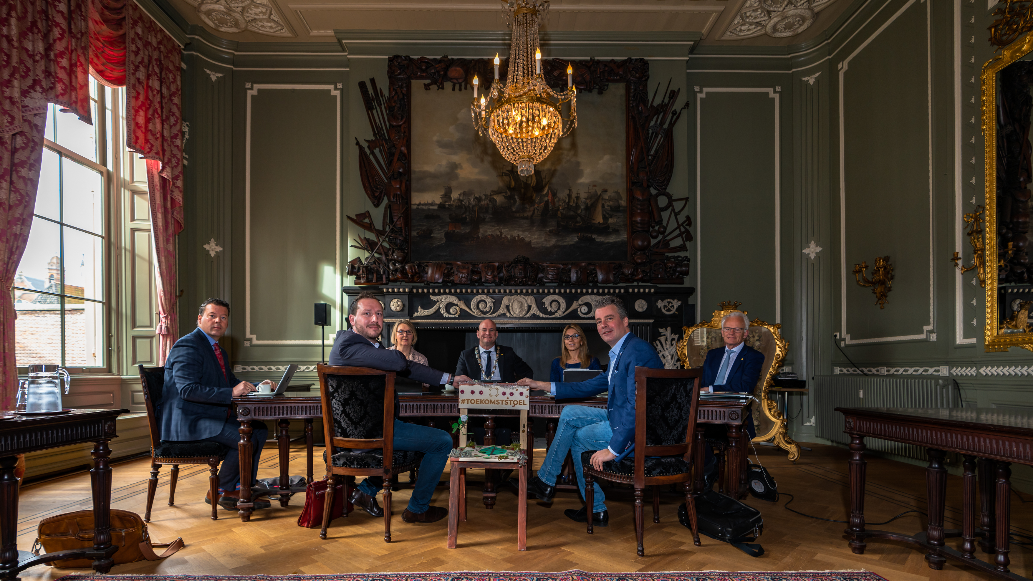 Wethouder Bashara krijgt Toekomststoel van leerlingen de Zonnewijzer