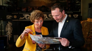 Overhandiging combiticket aan wethouder Bashara Foto Marcel Rob
