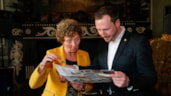 Overhandiging combiticket aan wethouder Bashara Foto Marcel Rob