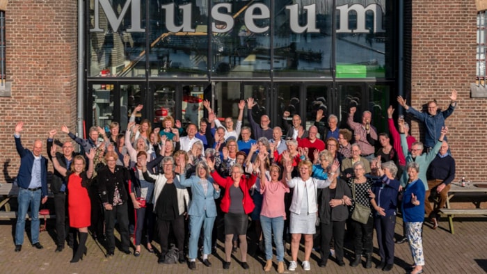 70 medewerkers op een foto