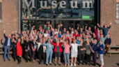 70 medewerkers op een foto