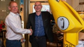 Felicitatie aan Hans Stuijfbergen direkteur van het museum