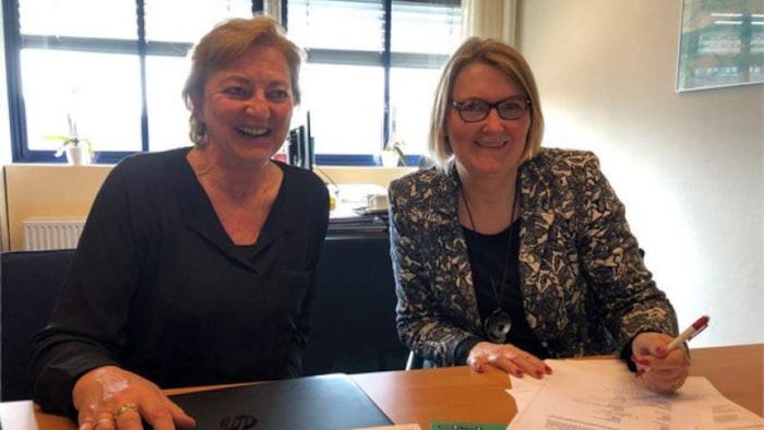 Wethouder Marjon van der Ven (r) tekent intentieverklaring