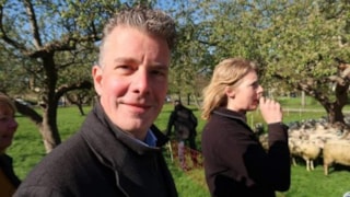 Wethouder Simon Broersma bij de schapen
