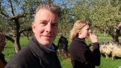 Wethouder Simon Broersma bij de schapen
