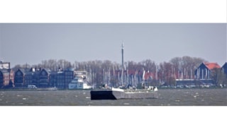 Stadsstrand werkboot bij Visserseiland