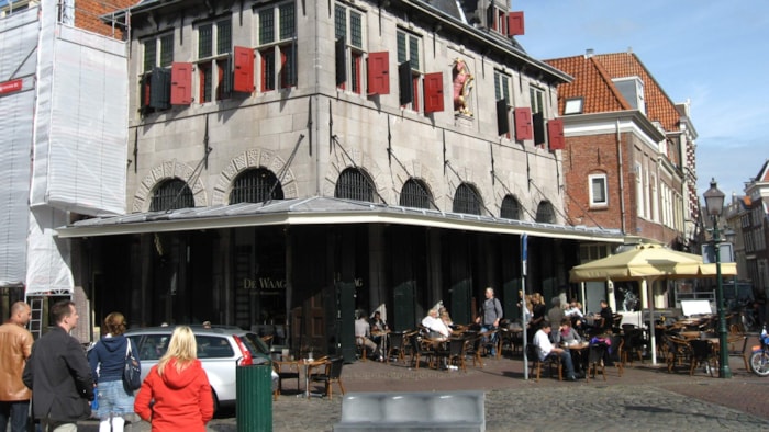 Toeristen bij De Waag in Hoorn