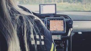Politieagente in auto