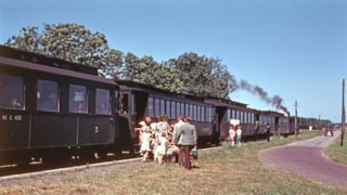 Tram voor Bello. Reizigers stappen in op halte Koedijk 10 juli 1955. LJP Albers. 