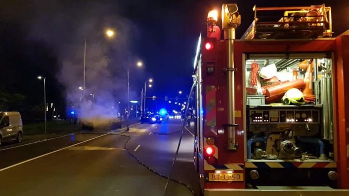 Blussen van in brand staande taxi