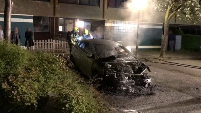 Uitgebrande auto aan de Wever