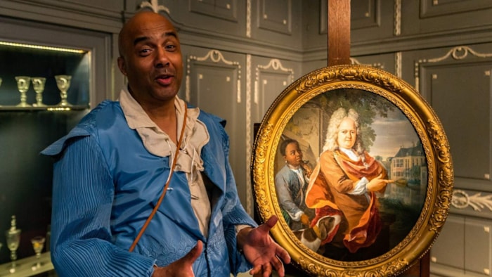 Julian Wijnstein als Tabo naast het portret van Tabo 2 Foto Westfries Museum-Benno Ellerbroek