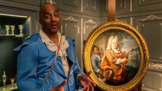 Julian Wijnstein als Tabo naast het portret van Tabo 2 Foto Westfries Museum-Benno Ellerbroek