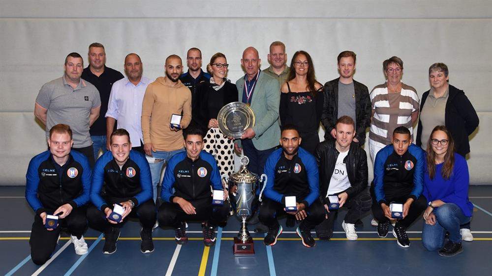 Zaalvoetballers ontvangen sportpenningen voor kampioenschap