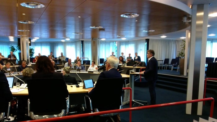 Inspreker Paul Groot directeur van de openbare bibliotheek