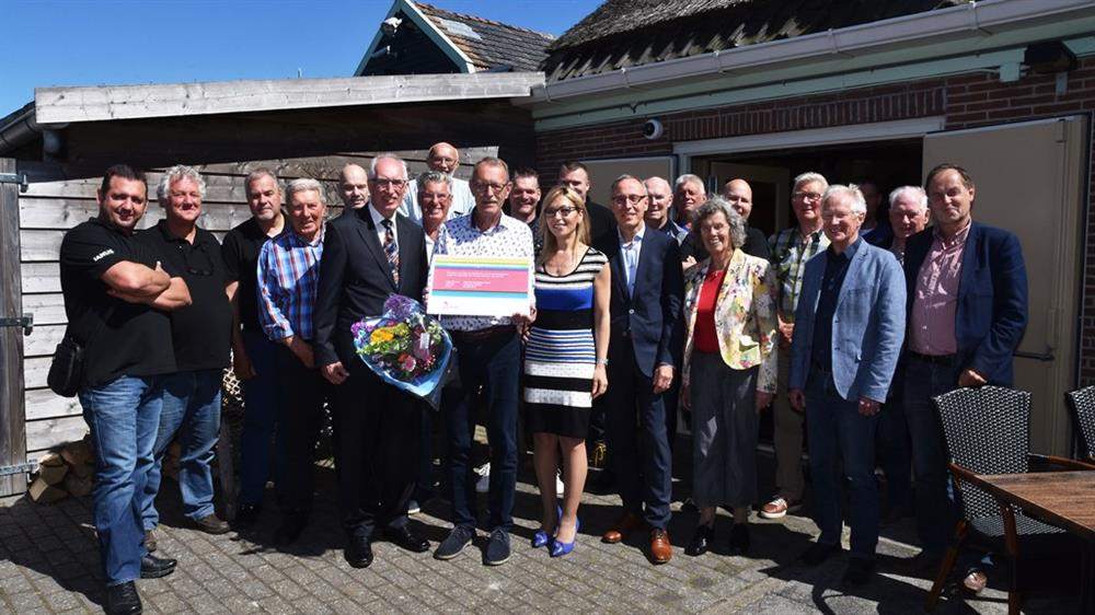 Eenhoornzegel voor 100 jaar Hoornse Hengelaars Bond