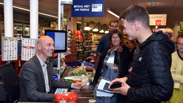 Wethouder Robert Tesselaar (Opmeer) controleert ID kaart