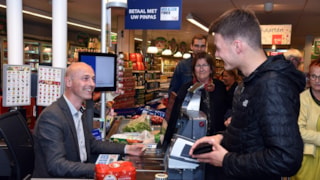Wethouder Robert Tesselaar (Opmeer) controleert ID kaart