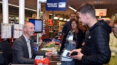 Wethouder Robert Tesselaar (Opmeer) controleert ID kaart