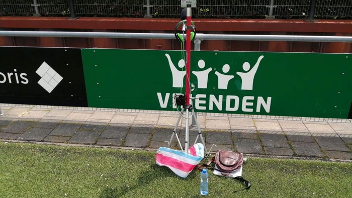 De stek van Radio Bontekoe voetbalverslaggever Jacob Beerepoot tijdens de drinkpauze