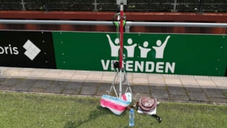 De stek van Radio Bontekoe voetbalverslaggever Jacob Beerepoot tijdens de drinkpauze