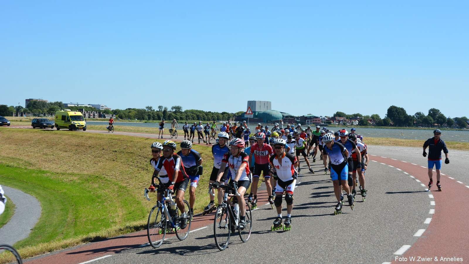 Genieten op skeelers tijdens Westfriese Omringdijk Skeelertocht