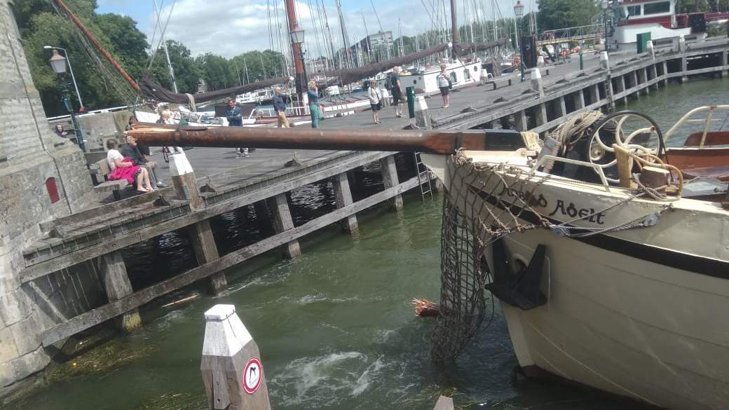 Aanvaring 'Arbeid Adelt' met de Hoofdtoren